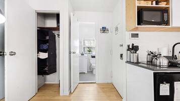 Refrigerador, microondas, parrilla de estufa y cafetera y tetera