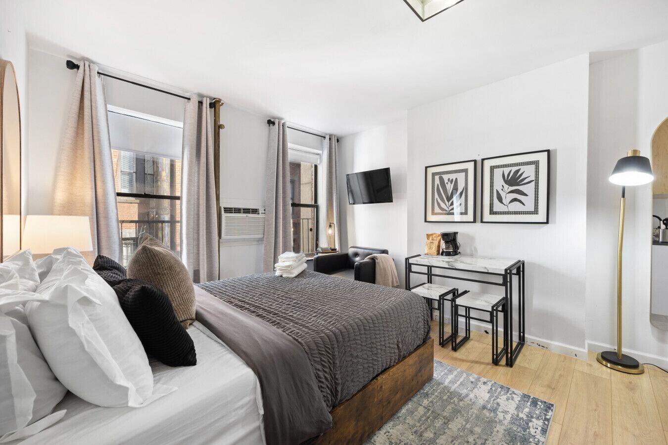 Een bureau, een strijkplank/strijkijzer, reisbedje, gratis wifi