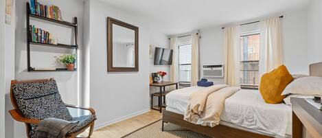 Bureau, fer et planche à repasser, lit parapluie, Wi-Fi