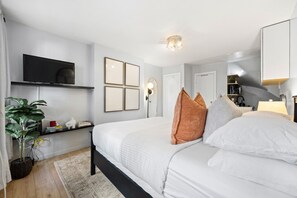 Desk, iron/ironing board, travel crib, WiFi - Studio Near Restaurants, Broadway, & Shopping (New York)