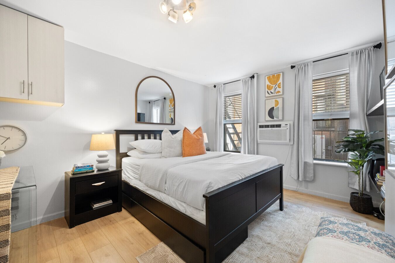 Escritorio, tabla de planchar con plancha, cuna de viaje y wifi 