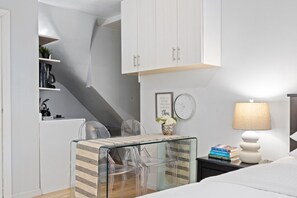 Desk, iron/ironing board, travel crib, WiFi - Studio Near Restaurants, Broadway, & Shopping (New York)