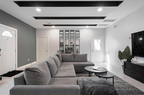 Texas State Fair / Downtown / Uptown Modern Villa with Game Room and Patio!