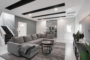 Een smart-tv, tafelvoetbal en een tafeltennistafel