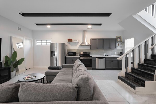 Smart-TV, Tischfußball, Tischtennisplatte