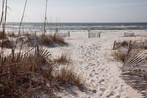 On the beach - Sea Monster, West. Big. Beachfront. Pool. Sleeps 26. Awesome location! (Gulf Shores)