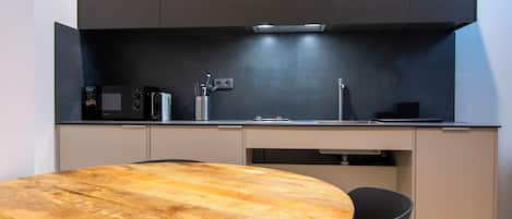 Kühlschrank, Mikrowelle, Ofen, Herdplatte