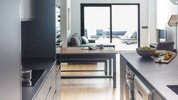 Frigorífico, microondas, horno y placa de cocina