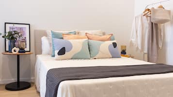 Tabla de planchar con plancha, cuna de viaje, wifi y ropa de cama