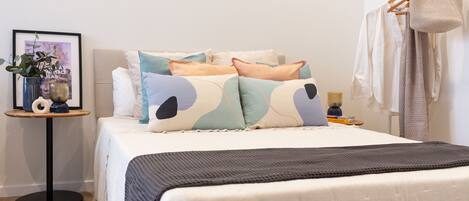 Tabla de planchar con plancha, cuna de viaje, wifi y ropa de cama