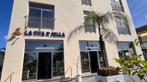 Un hotel con recepción y restaurante.