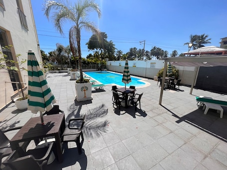Una piscina al aire libre