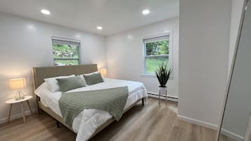 2 habitaciones, escritorio y tabla de planchar con plancha