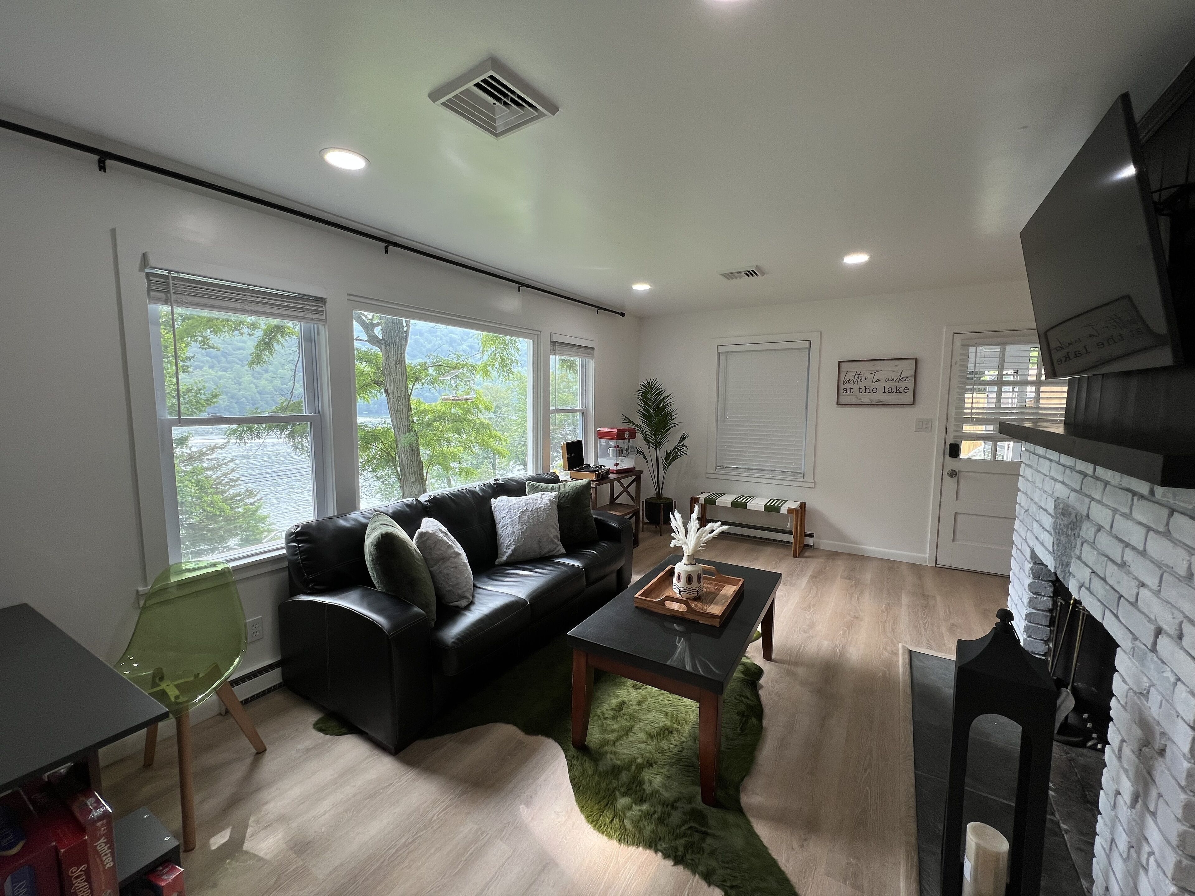 Smart-tv, een open haard, een computerscherm en een printer