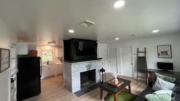 Smart TV, chimenea, monitor de computadora y impresora