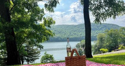 Lakehouse, Boat Dock, Kayaks, Fire-Pit, King Bed, 1 Hour & 15 Min from NYC etc!