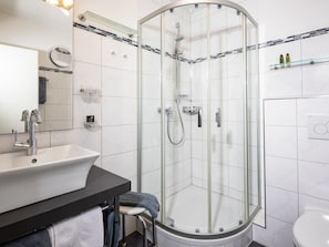 Douche, séchoir à cheveux, serviettes fournies