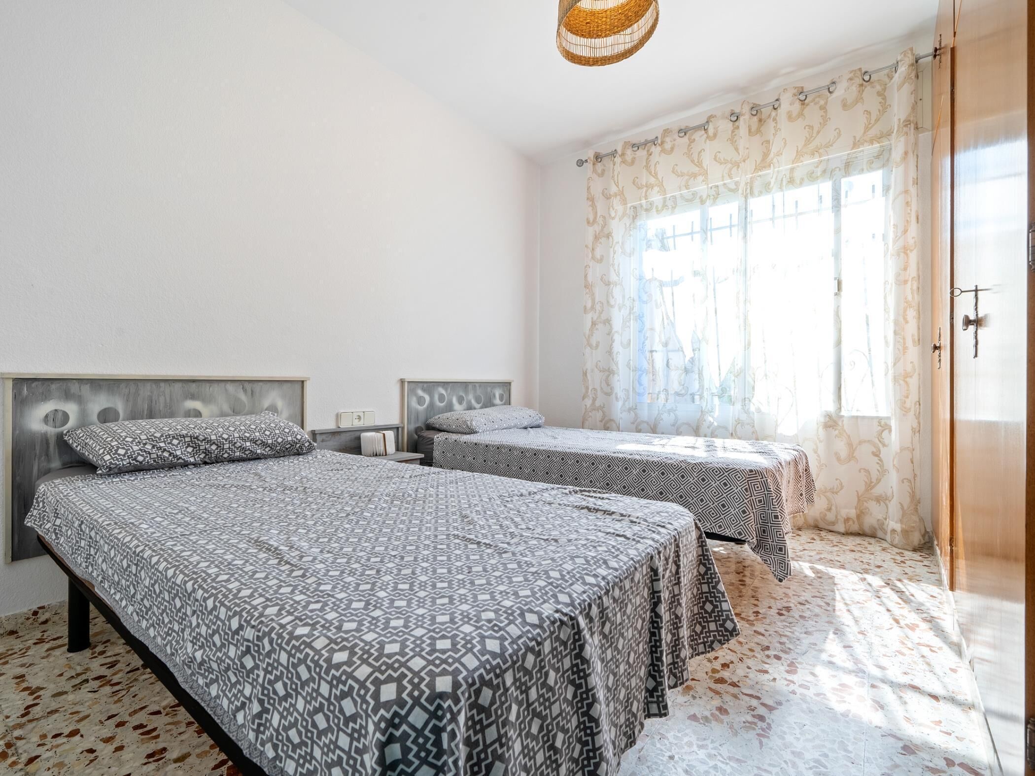 3 habitaciones, tabla de planchar con plancha, internet y ropa de cama 