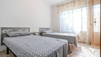 3 habitaciones, tabla de planchar con plancha, internet y ropa de cama