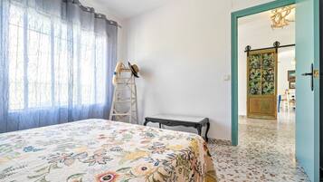 3 dormitorios, tabla de planchar con plancha, Internet y ropa de cama