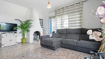 Una televisión, una chimenea