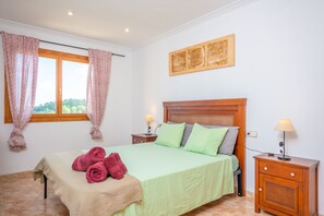 3 bedrooms, iron/ironing board, free WiFi, bed sheets