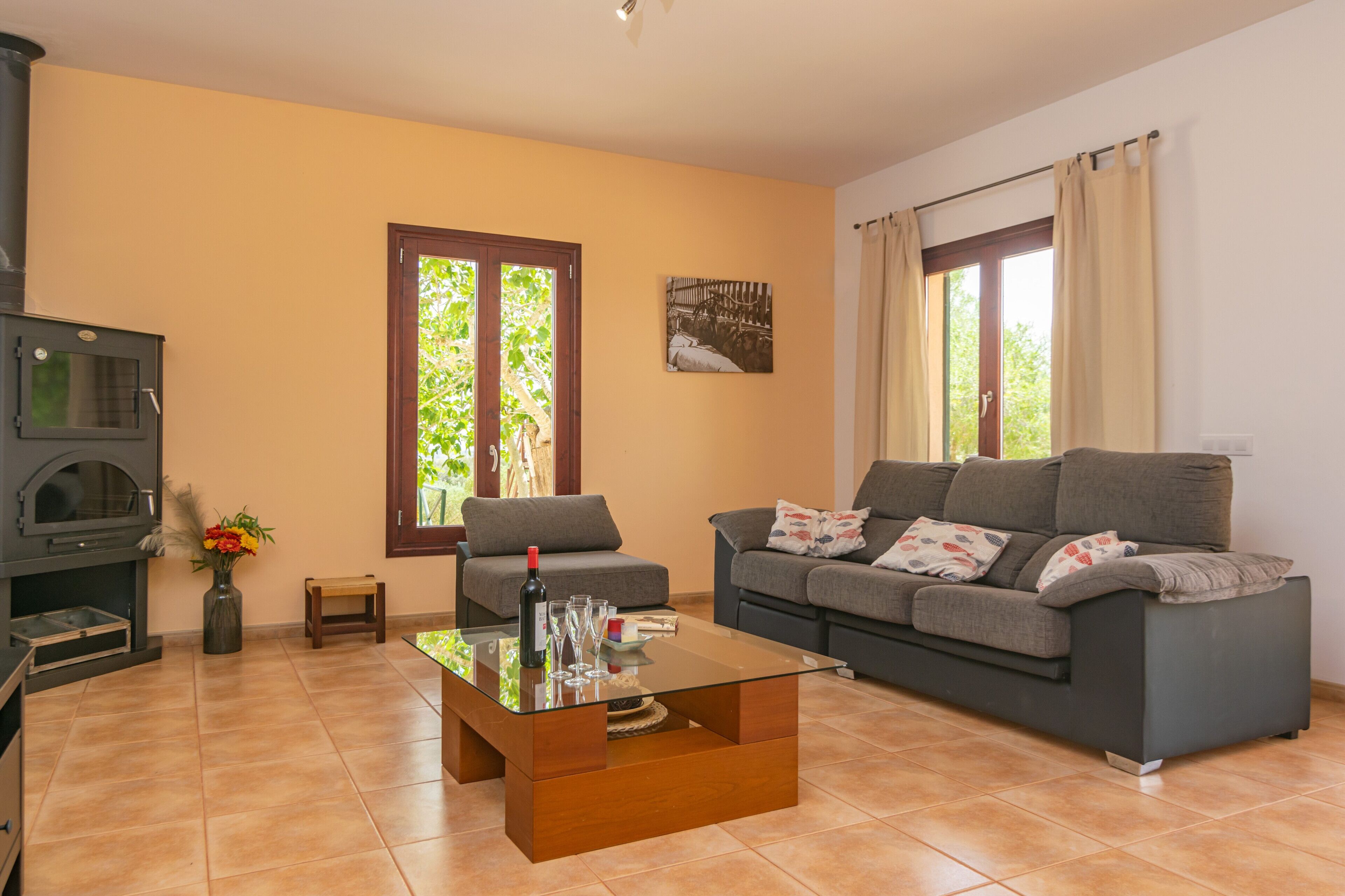 Een televisie en een tafeltennistafel