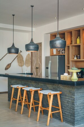 Fridge, microwave, toaster, blender - Villa Harlow (Canggu)