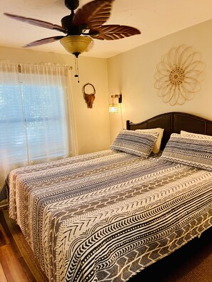 3 sovrum, skrivbord, strykjärn/strykbräda och resesäng