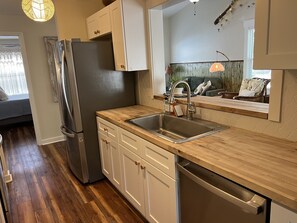 Kylskåp, mikrovågsugn, ugn och spishäll