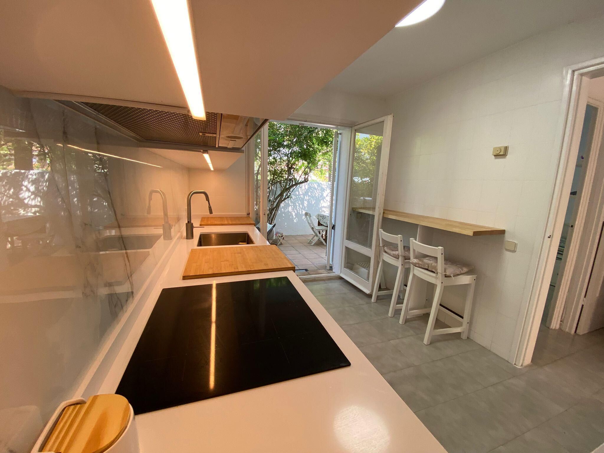 Een koelkast, een magnetron, een oven, een vaatwasser