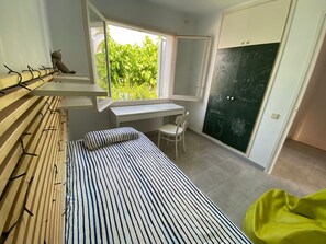 4 habitaciones y tabla de planchar con plancha 