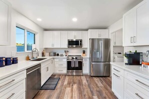 Geladeira, micro-ondas, fogão, cooktop