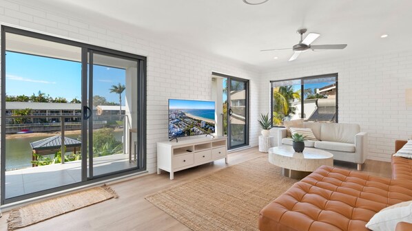 Smart TV, table tennis