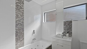 Douche, baignoire à remous, serviettes fournies