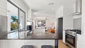 Køleskab, mikrobølgeovn, ovn, kogeplade