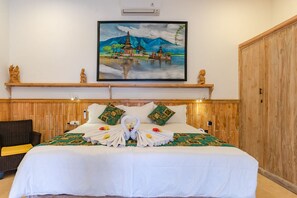 Vila panorâmica, piscina particular, vista para a praia | 2 quartos, escrivaninha, berço de viagem, roupa de cama