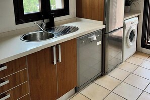 Fridge, oven, stovetop, dishwasher