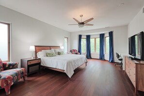 5 bedrooms, iron/ironing board, WiFi, bed sheets
