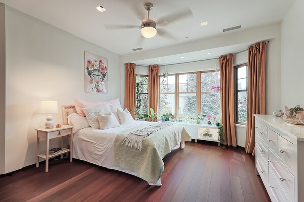 5 bedrooms, iron/ironing board, WiFi, bed sheets