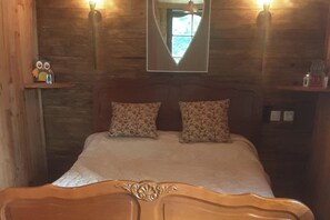 1 bedroom, WiFi, bed sheets - Pod - Sleeps 2 - Jacuzzi - Parking - Garden (colombiers du plessis)