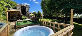 Pod - Sleeps 2 - Jacuzzi - Parking - Garden