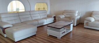 Villa Sleeps 10 with Garden