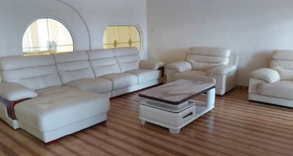 Villa Sleeps 10 with Garden