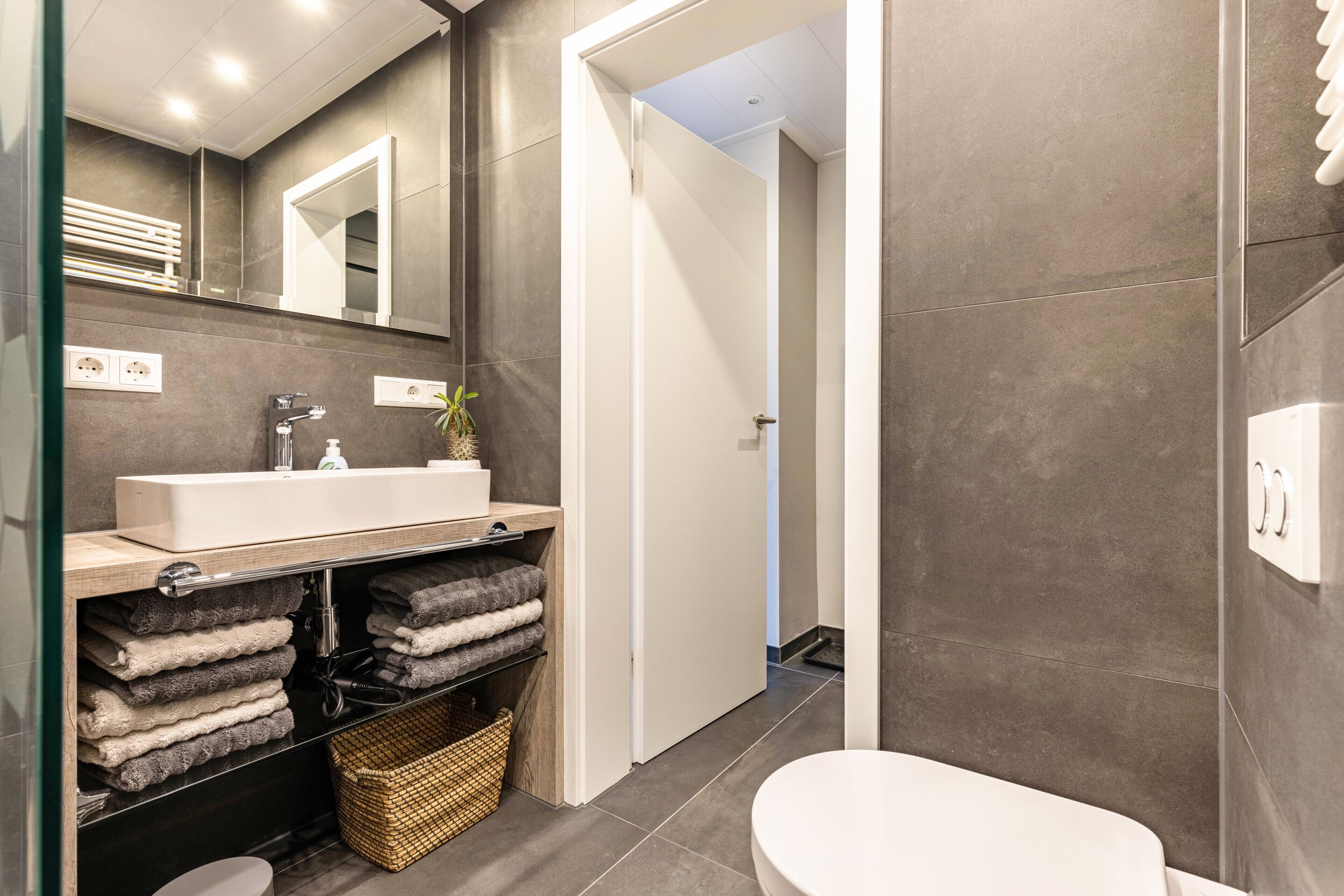 Dusche, kostenlose Toilettenartikel, Haartrockner, Handtücher