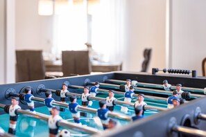 Game room - Vacation Home "Basislager" with Mountain View, Private Terrace & Wi-Fi (Albstadt)