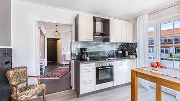 Fridge, oven, stovetop, dishwasher