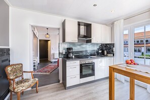 Kjøleskap, ovn, kokeplater og oppvaskmaskin