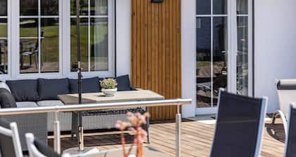 Premium Ferienhaus "Basislager" mit Bergblick, privater Terrasse und WLAN