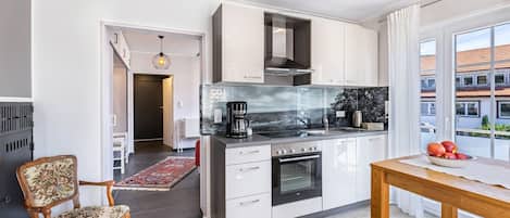 Frigorífico, horno, placa de cocina y lavavajillas